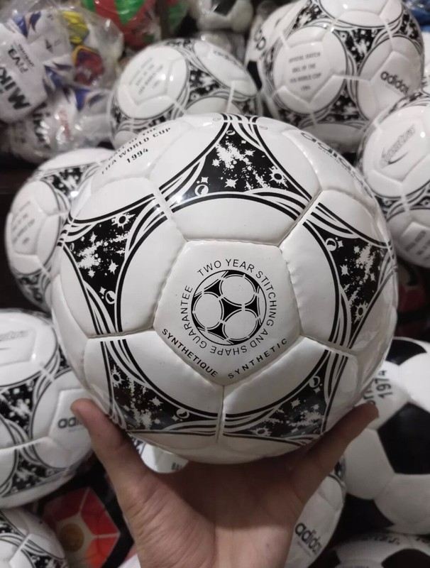 ADIDAS QUESTRA OFFICAL WORLD CUP 1994 SOCCER MATCH BALL / FOOTBALL SIZE 5 gallery
