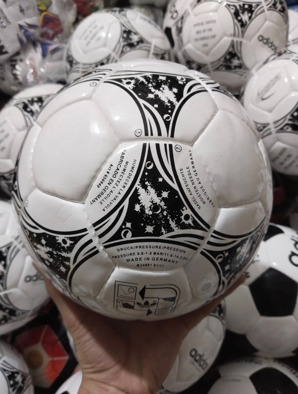 ADIDAS QUESTRA OFFICAL WORLD CUP 1994 SOCCER MATCH BALL / FOOTBALL SIZE 5 gallery