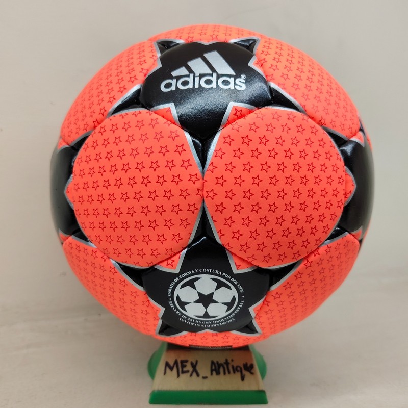 Adidas Finale - Manchester Winter Ball - Champions League - Size 5 gallery