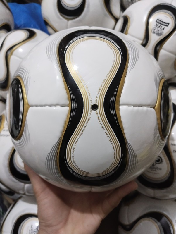 ADIDAS TEAMGEIST BERLIN OFFICAL WORLD CUP 2006 GERMANY SOCCER MATCH BALL SIZE 5 gallery