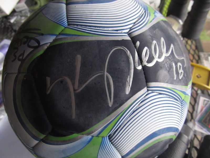 2009? signed seattle sounders soccer ball Kasey Keller 18
