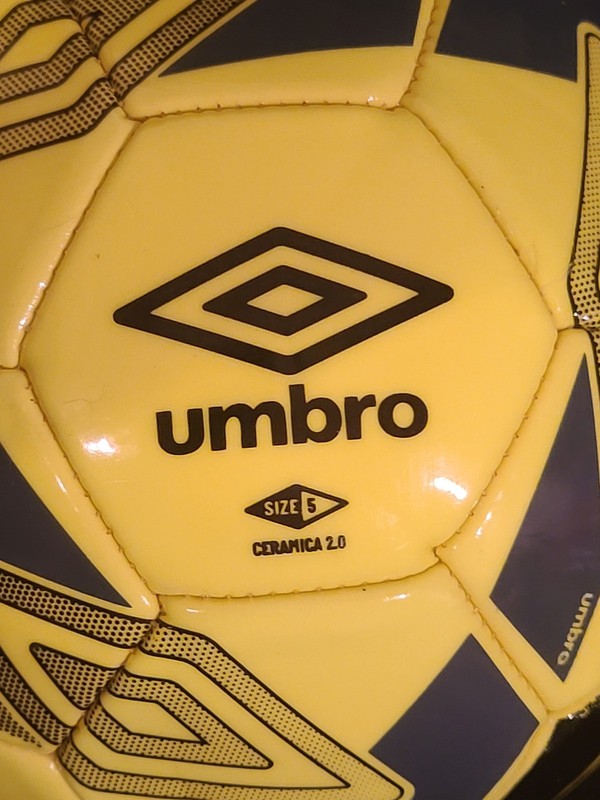 NO LEAKS Umbro Scramble Size 5 Training Soccer Ball Yellow Black Practice Ball gallery