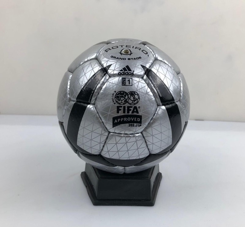 Adidas ROTEIRO Mini Soccer Ball / UEFA Euro 2004 Portugal / Official Match Ball gallery