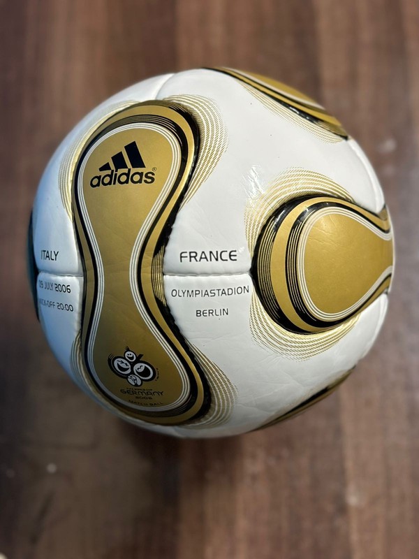 Teamgeist Gold Final Style Soccer Ball 2006 – Collector’s Edition Size 5 gallery