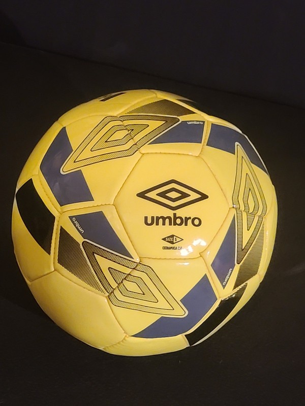 NO LEAKS Umbro Scramble Size 5 Training Soccer Ball Yellow Black Practice Ball gallery