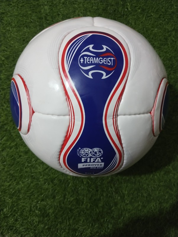 ADIDAS TEAMGEIST BERLIN FIFA WORLDCUP 2006 GERMANY SOCCER MATCH BALL BLUE SIZE 5