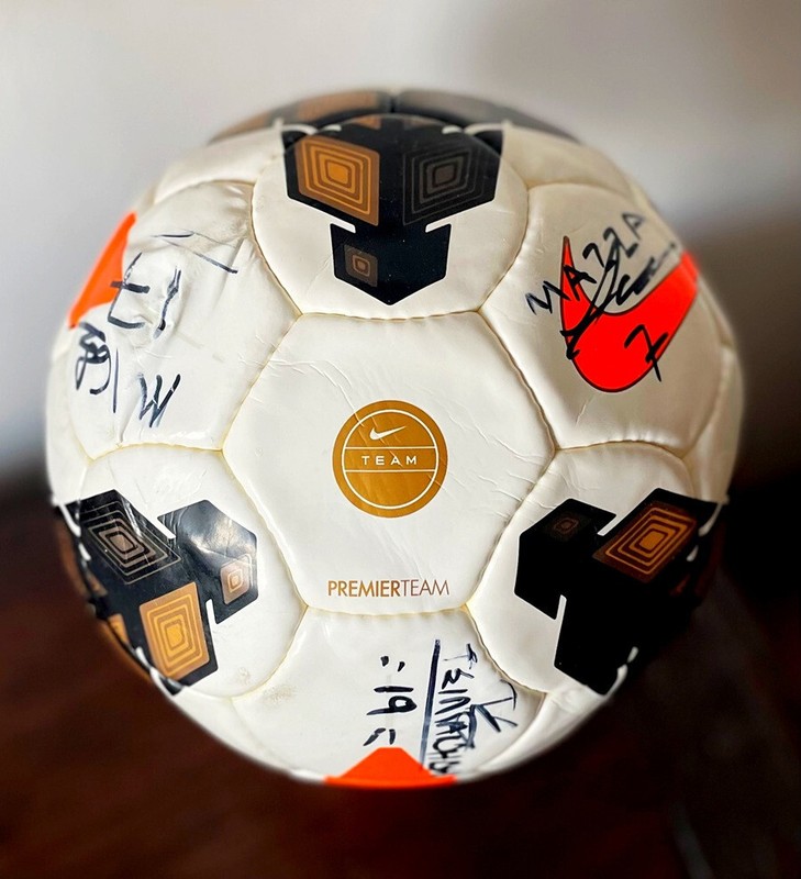 NIKE PREMIER TEAM 2000 FIFA OFFICIAL MATCH BALL AUTOGRAPHED