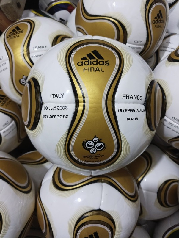 ADIDAS TEAMGEIST BERLIN FIFA WORLD CUP 2006 GERMANY SOCCER MATCHBALL SIZE 5 GOLD