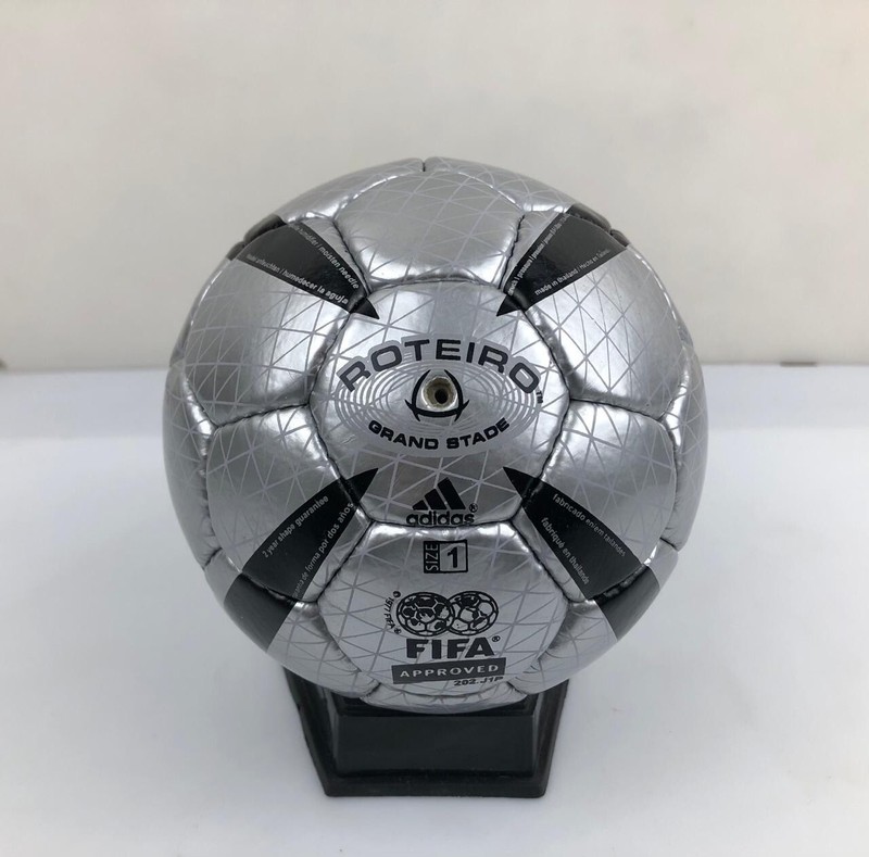 Adidas ROTEIRO Mini Soccer Ball / UEFA Euro 2004 Portugal / Official Match Ball gallery