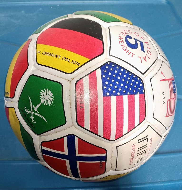 Vintag 24 WINNERS FIFA OFFICIAL Flag Souvenir Sz 5 SOCCER BALL FUTBOL 1994 Fair gallery
